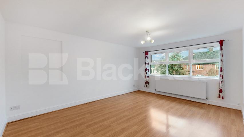 Two Bedroom First Floor Flat in Conversion, New Barnet, mins to tube & shops! Bulwer Road, New Barnet